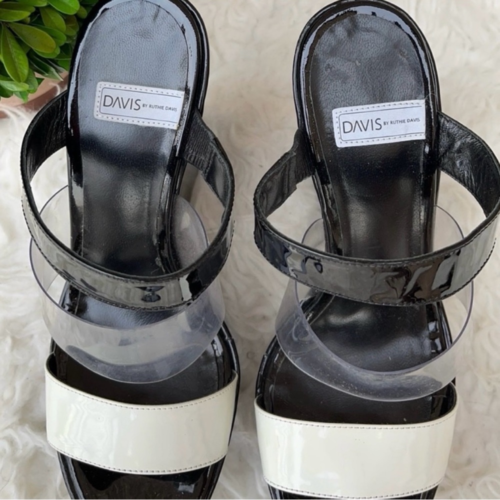 Ruthie Davis Black and White Sandals with Geometric Straps Size
US, EUR 37.5